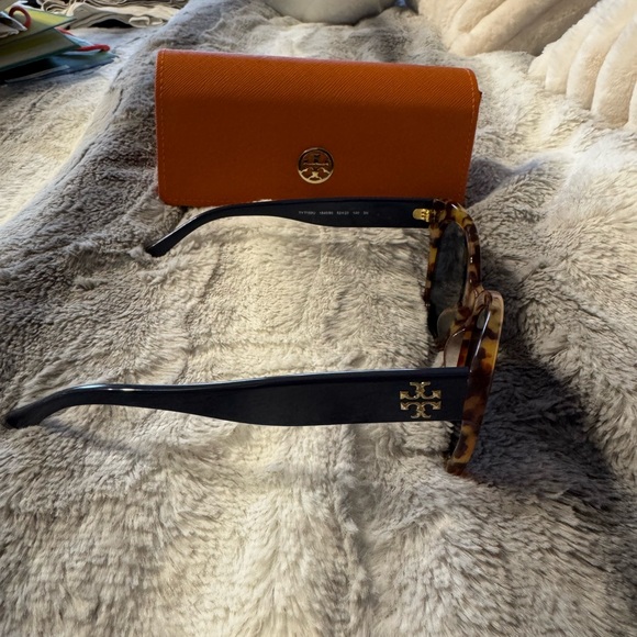 Tory Burch Tortoise Sunglasses with Vibrant Orange Case - Picture 3 of 4